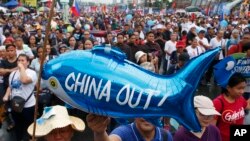 资料照:菲律宾民众在马尼拉抗议中国在南中国海的行径。 (2019年7月22日)