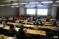 研讨会现场(美国之音章真拍摄)