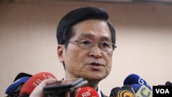 台湾国防部长严德发在立法院的记者会上回答记者问题。(2018年4月30日)