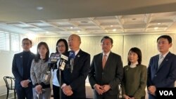 参加唐纳德·特朗普总统就职典礼的台湾立法院院长韩国瑜(左4)及台湾朝野立法委员代表团,在离开华盛顿前举行记者会说明访问成果。(2025年1月22日,美国之音锺辰芳拍摄)