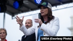 资料照片:美国农业部长罗林斯与商务部长卢特尼克等官员在华盛顿的美国农业部总部前发表讲话。(2025年8月6日)