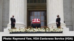 美国最高法院大法官金斯伯格的灵柩继续在星期四(9月24日)安放在最高法院正门外供人瞻仰 (美国之音/任敬扬)