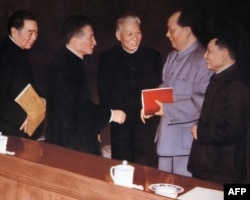 1962年,5位中共政治局常委在北京的中共中央委员会会议上。左起:周恩来,陈云,刘少奇,毛泽东,邓小平。在这张照片的原版上,两侧还有朱德和林彪。林彪被中共当局否定。
