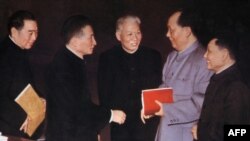 历史照片:五位中共政治局常委在北京的中共中央委员会会议上。左起:周恩来,陈云,刘少奇,毛泽东,邓小平。在这张照片的原版上,两侧还有朱德和林彪。(1962年)