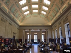 哈佛大学威德纳图书馆参考资料阅览室(资料照)