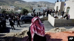 遇害飞行员卡萨斯贝的一位亲戚参加卡萨斯贝部落的哀悼聚会。(2015年2月4日)