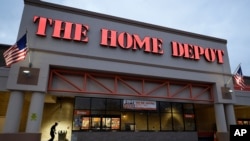 位于波士顿的一家家得宝(Home Depot)超市的大门口。(2020年1月27日,资料照片)