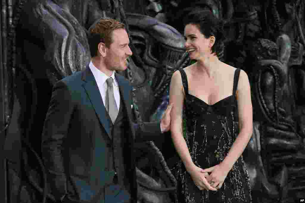 新片《异型:契约》("Alien: Covenant" )的主演凯瑟琳·沃特斯顿和迈克尔·法斯宾德亮相该影片的伦敦首映式。凯瑟琳·沃特斯顿扮演异型问题专家、丹尼尔斯船长,让人联想到原版《异型》中的女主角西格尼·韦弗扮演的里普利。迈克尔·法斯宾德扮演拥有人造智商的机器人。