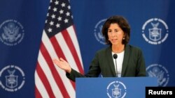 资料照片: 美国商务部长吉娜-雷蒙多(Gina Raimondo)在上海浦东国际机场附近的上海波音航空服务公司出席一个新闻发布会。(2023 年 8 月 30 日)