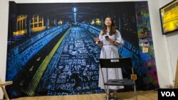 对华政策跨国议会联盟高级分析师鄺頌晴在伦敦连侬墙展览开幕式上发言。她强调,即使在国安法实施后,香港人仍在以创新方式表达诉求,突破政府设定的红线。(2024年9月21日,美国之音/李伯安)