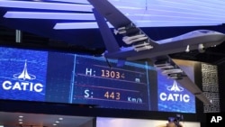 在阿联酋阿布扎比举行的军用无人机会议上,中国国家航空技术进出口公司展台上的翼龙II武装无人机模型。(2018年2月25日)