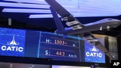 在阿联酋阿布扎比举行的军用无人机会议上,中国国家航空技术进出口公司展台上的翼龙II武装无人机模型。(2018年2月25日)