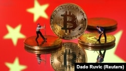 中国国旗衬托下的比特币。中国严打比特币挖矿活动。(路透社图)