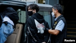 香港警察逮捕本土派学生组织“贤学思政”的召集人王逸战。(2021年9月20日)