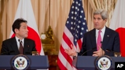2014年2月7日美国国务卿克里(右)与日本外相岸田文雄(左)在华盛顿的美国国务院举行谈话。