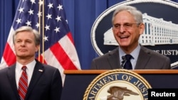 联邦调查局局长克里斯托弗·雷(Christopher Wray)和司法部长梅里克·加兰德(Merrick Garland)10月24日在记者会上