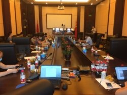 2020年6月24日,十余名投资人代表在四川信托公司总部向该公司高管表达诉求。(图片来源:川信投资者)