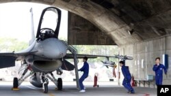 TƯ LIỆU - Nhân viên mặt đất của không quân Đài Loan chạy tới máy bay chiến đấu F-16V khi nó chuẩn bị cất cánh khẩn cấp trong cuộc tập trận quân sự ở huyện Gia Nghĩa, phía nam Đài Loan, ngày 11 tháng 1 năm 2019.