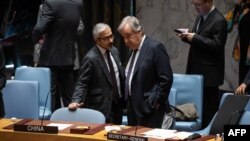 在纽约联合国总部,联合国秘书长古特雷斯在安理会有关加沙局势会议期间与阿联酋代表交谈。(2023年12月8日)