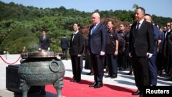 新西兰总理克里斯托弗·卢克森(Christopher Luxon )参观韩国首尔国家公墓。 (2024年9月4日)