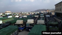 တရုတ်-မြန်မာ နယ်စပ်ကုန်သွယ်ရေးဂိတ်မြင်ကွင်း။ 