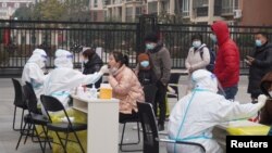 中国河南省郑州市小区居民排队接受新冠病毒核酸检测。(2022年1月4日)