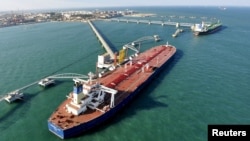 资料照:中国山东省青岛市的原油进口港。