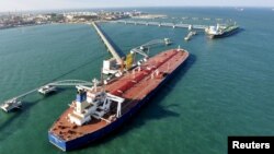 资料照片:中国进口原油的山东青岛港(2008年11月9日)