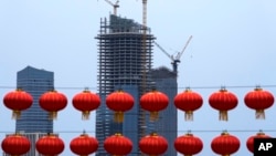 2021年10月4日,周一,北京郊区通州一处正在建设的商业办公楼前挂着大红灯笼。