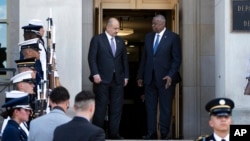 2023年年8月7日,美国国防部长奥斯汀在五角大楼欢迎伊拉克国防部长阿巴西。(美联社照片)