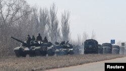 入侵乌克兰的俄军军车队顿涅茨克地区行驶。 (2022年3月12日)