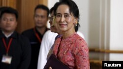 ဒုတိယအကြိမ် လွှတ်တော်အစည်းအဝေး တက်ရောက် လာတဲ့ အနိုင်ရပါတီ ဥက္ကဋ္ဌ ဒေါ်အောင်ဆန်းစုကြည်။ (ဖေဖော်ဝါရီ ၁၊ ၂၀၁၆)