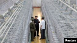 资料照片:朝鲜领导人金正恩参观核武器研究所和武器级核材料生产基地。(2024年9月13日)