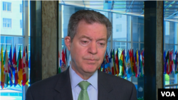 资料照片:美国国际宗教自由事务无任所大使布朗贝克在国务院接受美国之音采访。(2019年6月24日)