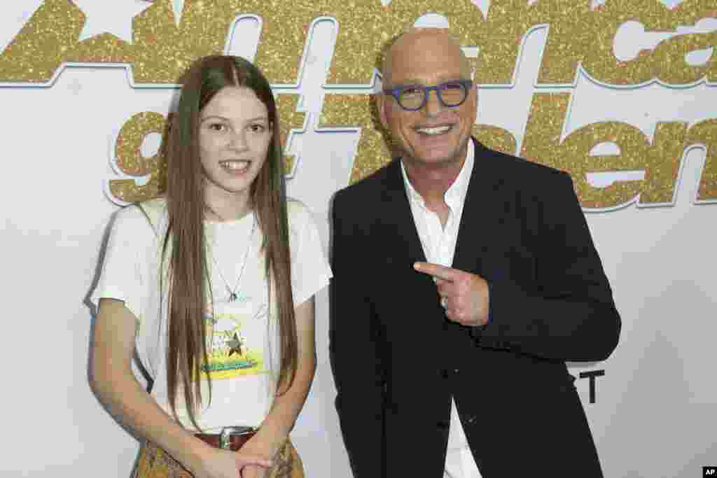 2018年9月11日在洛杉矶杜比剧院的“美国达人秀”第13季的走红地毯活动中,主持人豪伊·曼德尔(Howie Michael Mandel)和参赛的英国少女柯特妮·哈德温(Courtney Hadwin)。曼德尔主持了最后的冠军赛,他也是美国NBC游戏节目Deal or No Deal的主持人。哈德温浑厚的嗓音和唱功让人惊艳,进入前十名,但没有入围前五名。