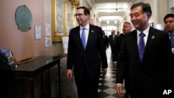 美国财政部长姆努钦和中国副总理汪洋抵达美国财政部“美中全面经济对话”的会场。(2017年7月19日)