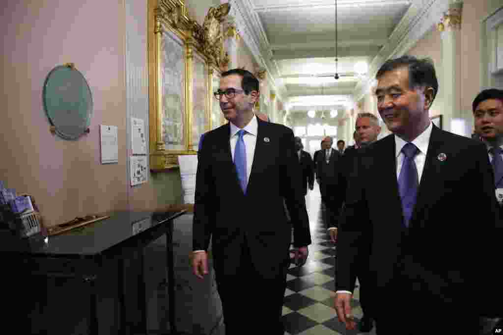 美国财政部长努钦和中国副总理汪洋抵达美国财政部,参加首次美中全面经济对话(2017年7月19日)。对话揭幕时,双方官员在致辞中传递出并非融洽乐观的信息。随后双方相继宣布取消原定的记者会,令此次对话蒙上阴影。对话低调落幕。“川习会”启动的“百日计划”看起来并没有缓解两国经贸关系中的顽疾。一度缓和的美中经贸紧张局面又现危机。但是汪洋被认为大有希望成为中共十九大政治局常委。