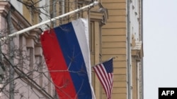 2025年3月13日,美国驻莫斯科大使馆大楼内,并排悬挂着一面俄罗斯国旗与一面美国国旗。