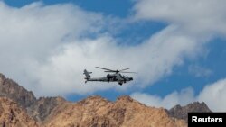 印度空军一架美制阿帕契武装直升机在拉达克地区执行任务(路透社2020年9月17日)