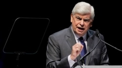 资料照片:时任美国电影协会主席的前参议员多德就电影界状况发表讲话。(2012年4月2日)