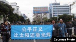 2010年4月吴淦与来自各地的活动人士在福州法庭外声援福建三网民。(照片来源:现场活动人士)