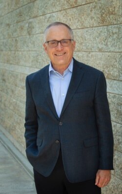 阿尔伯塔大学中国学院荣誉院长侯秉东教授(本人提供)