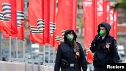 戴着口罩的俄罗斯警察在莫斯科巡逻。(2020年5月9日)