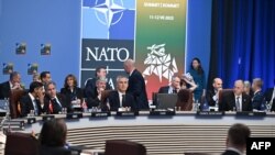 北约秘书长斯托尔滕贝格(Jens Stoltenberg,中)2023年7月12日出席北约峰会。(法新社)