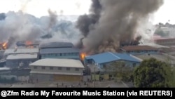 所罗门群岛的示威者在首都霍尼亚拉的中国城纵火后中国城里升起浓烟。(2021年11月25日)