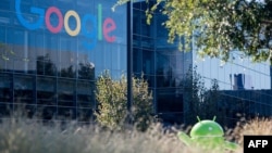 资料照片:在内华达州拉斯维加斯举行的消费电子展(CES)期间,Alphabet旗下的谷歌在其展位上展示了一个巨大的安卓标志头像。(2023年1月5日)