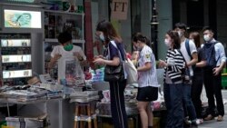 香港民众周二在报摊前排队购买苹果日报表达对黎智英的支持。(2020年8月11日)