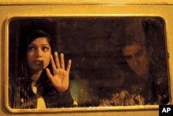 Nữ diễn viên Pinto trong một cảnh phim 'Triệu phú Ổ chuột' (Ảnh: Warner Bros. Pictures)