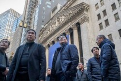 中国贪腐跨越国境,据信大量资本流入美国并融入金融体系。美国政府已经加大了追踪力度。图为来自中国的访客于2018年12月4日星期二在纽约证券交易所观望。(美联社资料)