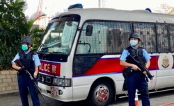 12港人案之一、被控违反港区国安法的李宇轩4月7日首次亲身出庭应讯,大批荷枪实弹的警员在法院大楼外戒备 (美国之音/汤惠芸)